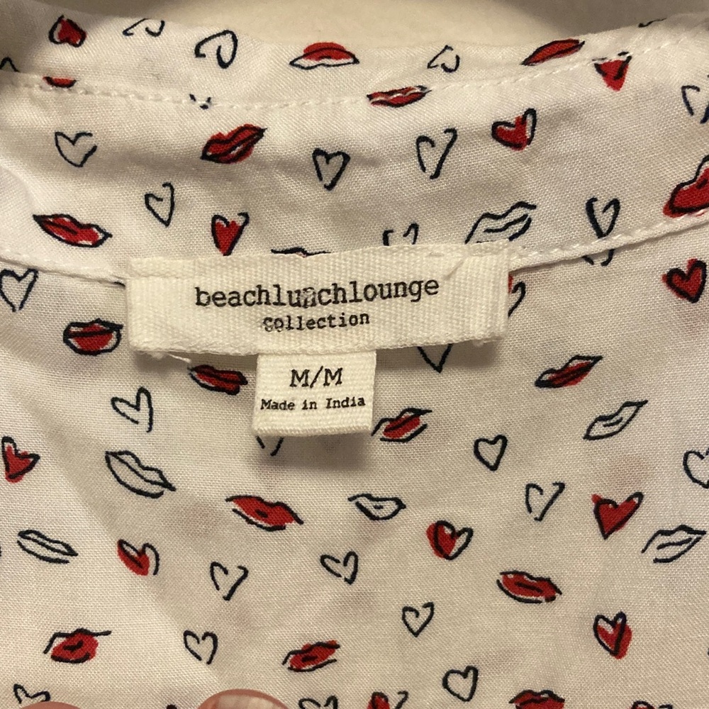 Beachlunchlounge White Top with Red and Black Heart and Lip Design - Picture 2 of 8